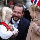 Crown Prince Haakon talking with two girls in Notodden during The Crown Prince and Crown Princess' county visit to Telemark (Photo: Knut Falch, Scanpix).